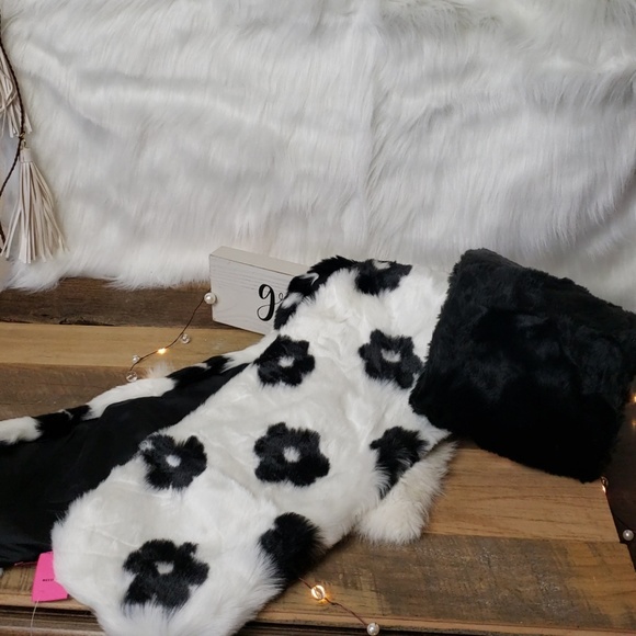 NWT Betsey Johnson Trolls Furry Scarf - Picture 5 of 6